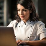 Chef al lavoro con basi pinsa professionali