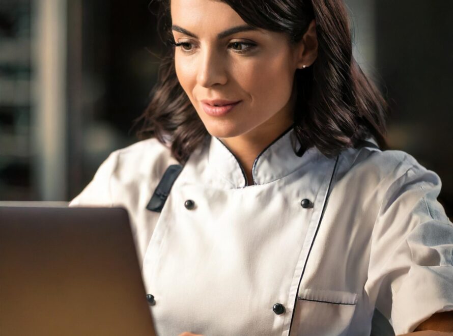 Chef al lavoro con basi pinsa professionali
