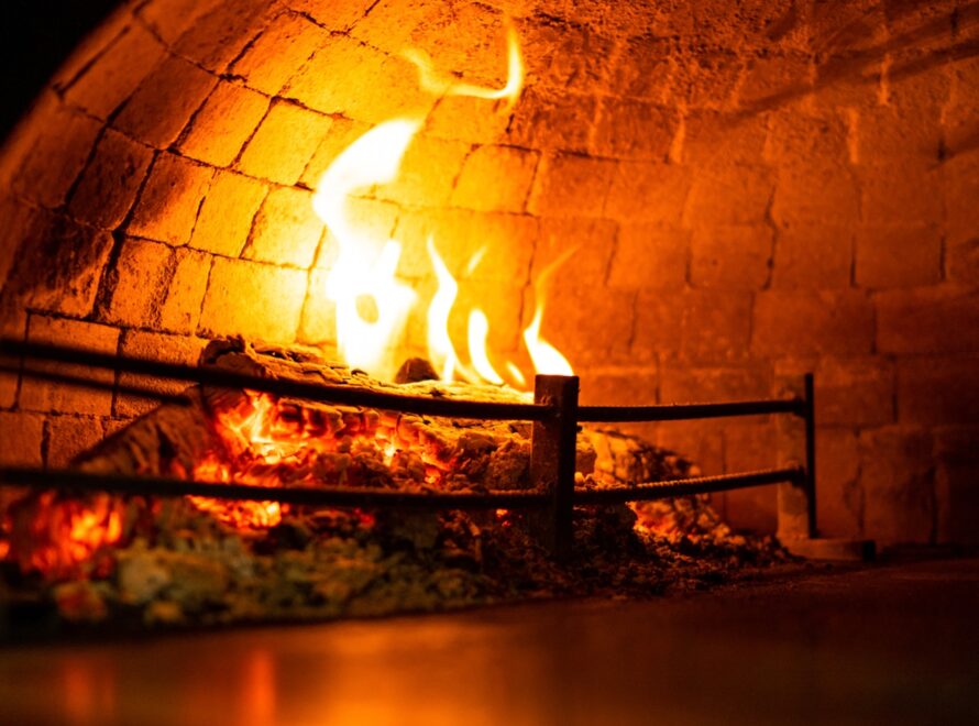 Pinsa per aperitivo preparata nel forno professionale