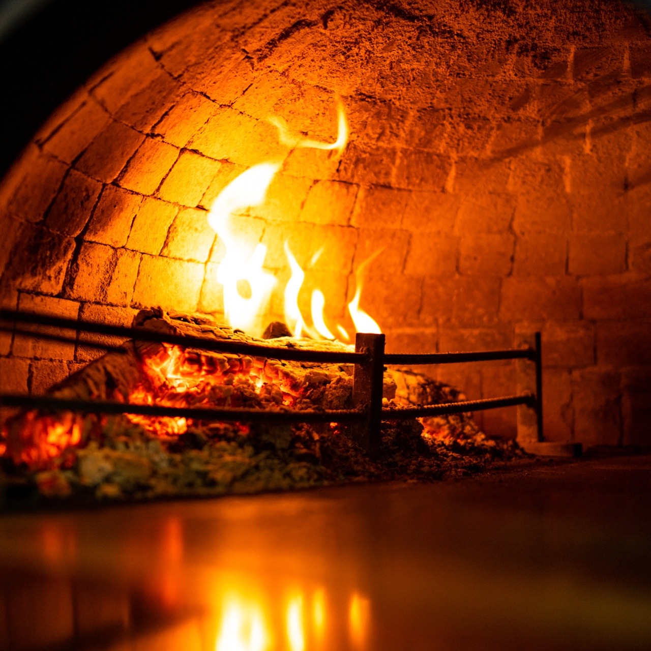 Pinsa per aperitivo preparata nel forno professionale
